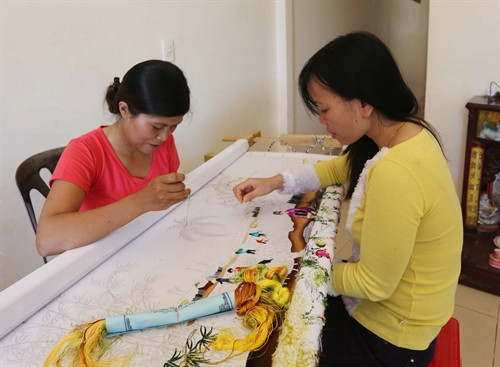 Những đường thêu đòi hỏi sự cẩn thận, tỉ mỉ.