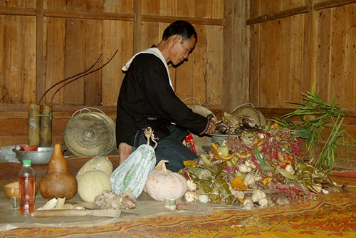 Thầy mo bản Púng Bon, xã Pa Thơm (huyện Điện Biên) chuẩn bị cho nghi lễ cúng “Tết hoa” - Tết cổ truyền của dân tộc Cống