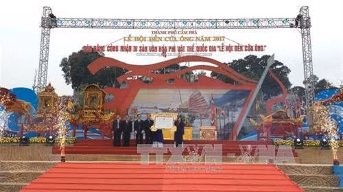 Lễ hội đền Cửa Ông (thành phố Cẩm Phả, Quảng Ninh) năm 2017 đón bằng chứng nhận di sản văn hóa phi vật thể cấp Quốc gia. Ảnh: Trung Nguyên - TTXVN