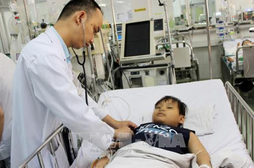 Dị vật là bóng đèn led nằm ở nhánh phế quản hạ phân thùy dưới, bám vào niêm mạc, mô phù nề chảy máu, mủ, nhiễm trùng. Trong ảnh: Bác sĩ khám cho bệnh nhi Trần Hoàng L. Ảnh: Phương Vy - TTXVN. Dị vật là bóng đèn led nằm ở nhánh phế quản hạ phân thùy dưới, bám vào niêm mạc, mô phù nề chảy máu, mủ, nhiễm trùng. Trong ảnh: Bác sĩ khám cho bệnh nhi Trần Hoàng L. Ảnh: Phương Vy - TTXVN.