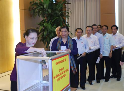 Chủ tịch Quốc hội Nguyễn Thị Kim Ngân và các đại biểu tham gia quyên góp. Ảnh: Trọng Đức - TTXVN Chủ tịch Quốc hội Nguyễn Thị Kim Ngân và các đại biểu tham gia quyên góp. Ảnh: Trọng Đức - TTXVN