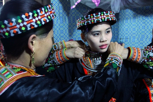 Tặng quà cưới cho cô dâu. Tặng quà cưới cho cô dâu.