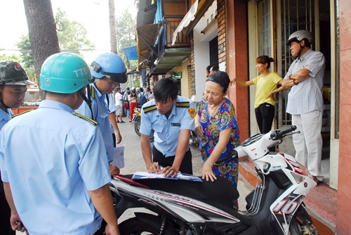 Lực lượng chức năng lạp biên bản các trường hợp lấn chiếm vỉa hè đường Nguyễn Đình Chiểu (phường Đa Kao, quận 1). Ảnh: Mạnh Linh-TTXVN Lực lượng chức năng lạp biên bản các trường hợp lấn chiếm vỉa hè đường Nguyễn Đình Chiểu (phường Đa Kao, quận 1). Ảnh: Mạnh Linh-TTXVN