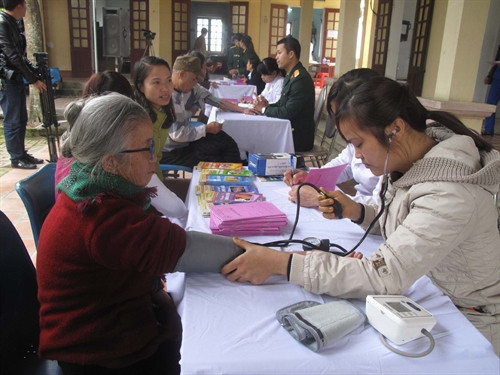 Khám bệnh và cấp thuôc miễn phí cho người có công ở Thanh Hóa. Ảnh: Khiếu Tư- TTXVN Khám bệnh và cấp thuôc miễn phí cho người có công ở Thanh Hóa. Ảnh: Khiếu Tư- TTXVN