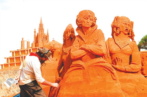 Công viên “Forgotten Land” tại phường Phú Hài (Phan Thiết) trưng bày những tác phẩm tượng cát được làm từ 100% cát tự nhiên và nước