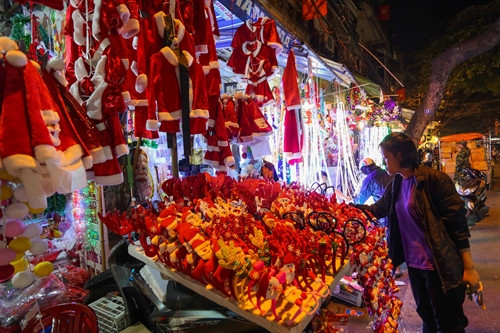 Quần áo, mũ, váy của ông già Noel là sản phẩm quen thuộc trong mỗi mùa Giáng sinh đã được bày bán rất nhiều trong các cửa hàng trên phố Hàng Mã. Quần áo, mũ, váy của ông già Noel là sản phẩm quen thuộc trong mỗi mùa Giáng sinh đã được bày bán rất nhiều trong các cửa hàng trên phố Hàng Mã.