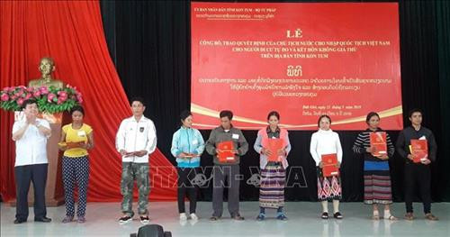 Trao quyết định nhập quốc tịch Việt Nam cho 17 công dân Lào đang sinh sống tại huyện Đăk Glei. Ảnh: Cao Nguyên - TTXVN Trao quyết định nhập quốc tịch Việt Nam cho 17 công dân Lào đang sinh sống tại huyện Đăk Glei. Ảnh: Cao Nguyên - TTXVN