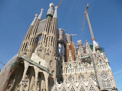 Sagra Família là một nhà thờ Công giáo Rome lớn ở Barcelona, Tây Ban Nha, do kiến trúc sư Antoni Gaudí thiết kế. Công trình được xây từ năm 1883 và là một Di sản Thế giới được UNESCO công nhận nhưng tiến trình thi công rất chậm do dựa vào tiền quyên góp cá nhân. Dự kiến các tòa tháp và phần lớn công trình sẽ được hoàn thành vào năm 2026, nhân 100 năm ngày mất của Gaudí, còn phần trang trí sẽ được hoàn tất vào năm 2030 hoặc 2032.