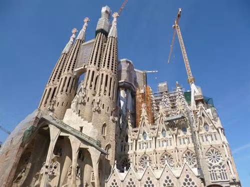 Sagra Família là một nhà thờ Công giáo Rome lớn ở Barcelona, Tây Ban Nha, do kiến trúc sư Antoni Gaudí thiết kế. Công trình được xây từ năm 1883 và là một Di sản Thế giới được UNESCO công nhận nhưng tiến trình thi công rất chậm do dựa vào tiền quyên góp cá nhân. Dự kiến các tòa tháp và phần lớn công trình sẽ được hoàn thành vào năm 2026, nhân 100 năm ngày mất của Gaudí, còn phần trang trí sẽ được hoàn tất vào năm 2030 hoặc 2032. Sagra Família là một nhà thờ Công giáo Rome lớn ở Barcelona, Tây Ban Nha, do kiến trúc sư Antoni Gaudí thiết kế. Công trình được xây từ năm 1883 và là một Di sản Thế giới được UNESCO công nhận nhưng tiến trình thi công rất chậm do dựa vào tiền quyên góp cá nhân. Dự kiến các tòa tháp và phần lớn công trình sẽ được hoàn thành vào năm 2026, nhân 100 năm ngày mất của Gaudí, còn phần trang trí sẽ được hoàn tất vào năm 2030 hoặc 2032.