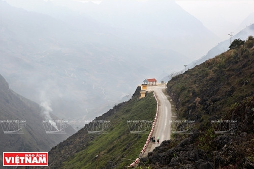 Đoạn đường chạy qua đỉnh đèo Mã Pí Lèng có độ cao 2000m so với mặt nước biển. Ảnh: Tất Sơn