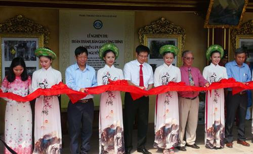 Các đại biểu cắt băng khánh thành công trình tu bổ, phục hồi Dực Lang, Đại Nội Huế và khai mạc Triển lãm ảnh tư liệu. Ảnh: Tường Vi-TTXVN Các đại biểu cắt băng khánh thành công trình tu bổ, phục hồi Dực Lang, Đại Nội Huế và khai mạc Triển lãm ảnh tư liệu. Ảnh: Tường Vi-TTXVN