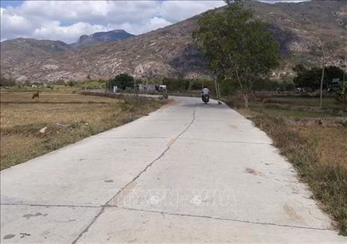 Đường giao thông liên thôn được bê tông hóa ở xã Công Hải (huyện Thuận Bắc, Ninh Thuận). Ảnh: Nguyễn Thành – TTXVN