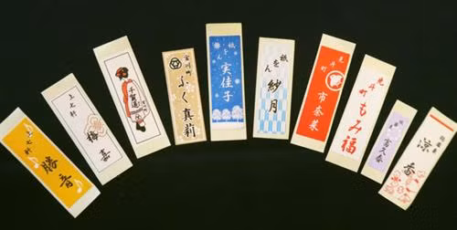 Các geisha ngày nay có danh thiếp riêng. Ảnh: Japantimes. Các geisha ngày nay có danh thiếp riêng. Ảnh: Japantimes.
