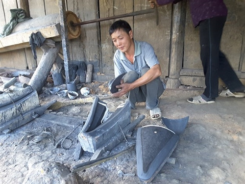 Khi đủ thời gian cho gang, thép đạt độ cứng, những chiếc lưỡi cày được đưa ra khỏi khuôn.