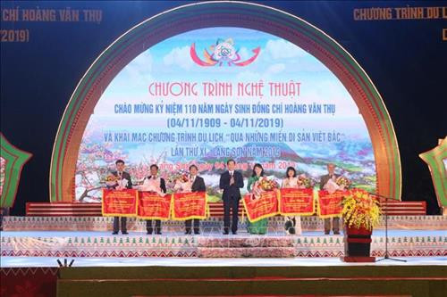 Lãnh đạo UBND tỉnh Lạng Sơn trao cờ lưu niệm cho các đoàn tham dự chương trình. Ảnh: Thái Thuần – TTXVN