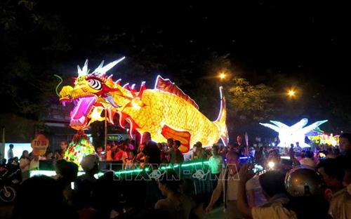 Những mô hình đèn lồng khổng lồ được người dân xứ Tuyên chuyển hóa từ những câu chuyện cổ tích, truyện ngụ ngôn, danh lam thắng cảnh. Ảnh: Văn Tý-TTXVN Những mô hình đèn lồng khổng lồ được người dân xứ Tuyên chuyển hóa từ những câu chuyện cổ tích, truyện ngụ ngôn, danh lam thắng cảnh. Ảnh: Văn Tý-TTXVN Những mô hình đèn lồng khổng lồ được người dân xứ Tuyên chuyển hóa từ những câu chuyện cổ tích, truyện ngụ ngôn, danh lam thắng cảnh. Ảnh: Văn Tý-TTXVN Những mô hình đèn lồng khổng lồ được người dân xứ Tuyên chuyển hóa từ những câu chuyện cổ tích, truyện ngụ ngôn, danh lam thắng cảnh. Ảnh: Văn Tý-TTXVN Khoảng 90 mô hình đèn trung thu khổng lồ sẽ được rước diễu trong lễ hội, thu hút sự tham gia của hàng vạn du khách trong nước. Ảnh: Văn Tý-TTXVN Những mô hình đèn lồng khổng lồ được người dân xứ Tuyên chuyển hóa từ những câu chuyện cổ tích, truyện ngụ ngôn, danh lam thắng cảnh. Ảnh: Văn Tý-TTXVN Những mô hình đèn lồng khổng lồ được người dân xứ Tuyên chuyển hóa từ những câu chuyện cổ tích, truyện ngụ ngôn, danh lam thắng cảnh. Ảnh: Văn Tý-TTXVN Những mô hình đèn lồng khổng lồ được người dân xứ Tuyên chuyển hóa từ những câu chuyện cổ tích, truyện ngụ ngôn, danh lam thắng cảnh. Ảnh: Văn Tý-TTXVN Những mô hình đèn lồng khổng lồ được người dân xứ Tuyên chuyển hóa từ những câu chuyện cổ tích, truyện ngụ ngôn, danh lam thắng cảnh. Ảnh: Văn Tý-TTXVN Khoảng 90 mô hình đèn trung thu khổng lồ sẽ được rước diễu trong lễ hội, thu hút sự tham gia của hàng vạn du khách trong nước. Ảnh: Văn Tý-TTXVN