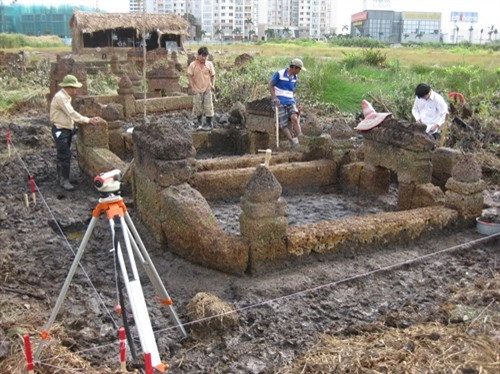 Các nhà khoa học khai quật ngôi mộ cổ tại thôn An Thái, xã Nhơn Phúc, thị xã An Nhơn (tỉnh Bình Định) Các nhà khoa học khai quật ngôi mộ cổ tại thôn An Thái, xã Nhơn Phúc, thị xã An Nhơn (tỉnh Bình Định)