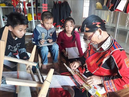 Các nghệ nhân Hợp tác xã dệt thổ cẩm Tân Bắc, xã Tân Bắc (Quang Bình, Hà Giang) dạy các em nhỏ về kiến thức cơ bản nghề dệt thổ cẩm truyền thống của dân tộc Pà Thẻn. Ảnh: Nguyễn Chiến - TTXVN Các nghệ nhân Hợp tác xã dệt thổ cẩm Tân Bắc, xã Tân Bắc (Quang Bình, Hà Giang) dạy các em nhỏ về kiến thức cơ bản nghề dệt thổ cẩm truyền thống của dân tộc Pà Thẻn. Ảnh: Nguyễn Chiến - TTXVN