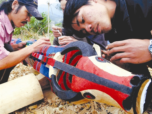 Hai màu chủ đạo trong điêu khắc gỗ của người Cơ-tu là chàm đen (màu của đất) và đỏ (màu của mặt trời)