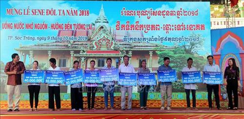 Trao tặng nhà Đại Đoàn kết cho hộ Khmer nghèo dịp Lễ Sen Dolta. Ảnh: Trung Hiếu-TTXVN Trao tặng nhà Đại Đoàn kết cho hộ Khmer nghèo dịp Lễ Sen Dolta. Ảnh: Trung Hiếu-TTXVN