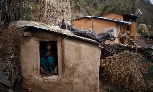 Một phụ nữ Nepal bị nhốt vào kho khi đến kỳ kinh nguyệt. Ảnh: Reuters Một phụ nữ Nepal bị nhốt vào kho khi đến kỳ kinh nguyệt. Ảnh: Reuters