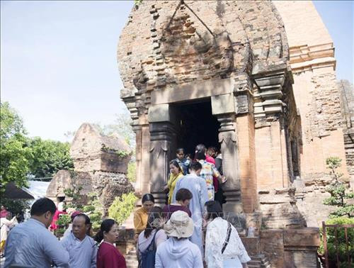 Người hành hương đến viếng ngôi tháp thờ Thiên Y Thánh Mẫu Ana. Ảnh: Tiên Minh - TTXVN