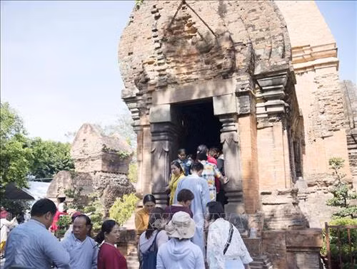 Người hành hương đến viếng ngôi tháp thờ Thiên Y Thánh Mẫu Ana. Ảnh: Tiên Minh - TTXVN