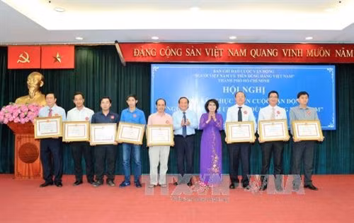 Lãnh đạo MTTQVN Thành phố Hồ Chí Minh khen thưởng các tập thể có đóng góp trong cuộc vận động. Ảnh: Phương Vy-TTXVN