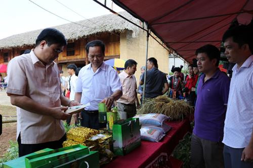 Du khách tham quan các gian hàng trưng bày sản vật địa phương. Các đội thi trò chơi bắt cá. Các đội thi làm bánh. Người dân tham gia thi môn đẩy gậy. Ban tổ chức trao cờ lưu niệm cho các đội tham gia Ngày hội văn hóa. Du khách tham quan các gian hàng trưng bày sản vật địa phương. Các đội thi trò chơi bắt cá. Các đội thi làm bánh. Người dân tham gia thi môn đẩy gậy. Ban tổ chức trao cờ lưu niệm cho các đội tham gia Ngày hội văn hóa.