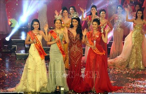 Ngôi vị Hoa khôi đã thuộc về nữ sinh Nguyễn Thị Phương Lan, sinh viên Đại học Luật - Đại học Huế (thứ hai từ trái sang). Ảnh: Đinh Văn Nhiều - TTXVN Ngôi vị Hoa khôi đã thuộc về nữ sinh Nguyễn Thị Phương Lan, sinh viên Đại học Luật - Đại học Huế (thứ hai từ trái sang). Ảnh: Đinh Văn Nhiều - TTXVN