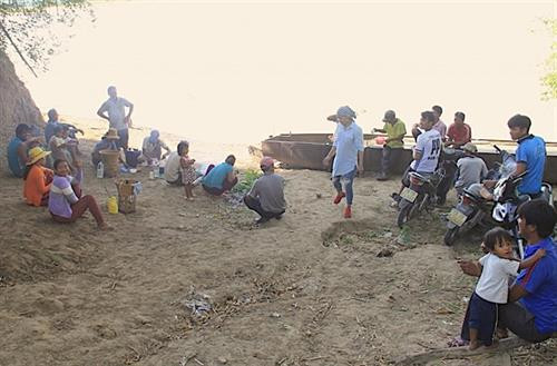 Dân làng và người thân của người làm lễ ra sông tham dự và chứng kiến Dân làng và người thân của người làm lễ ra sông tham dự và chứng kiến