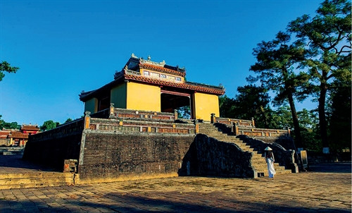 Lăng Minh Mạng uy nghi, đăng đối giữa rừng núi, được tôn tạo khéo léo, hẳn có thể thấy được hùng tâm đại chí của một chính trị gia có tài và tính cách trang nghiêm của một nhà thơ quy củ.