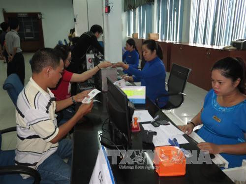 Hành khách đến mua vé tàu Tết 2018 tại ga Sài Gòn. Ảnh: Hoàng Hải-TTXVN Hành khách đến mua vé tàu Tết 2018 tại ga Sài Gòn. Ảnh: Hoàng Hải-TTXVN