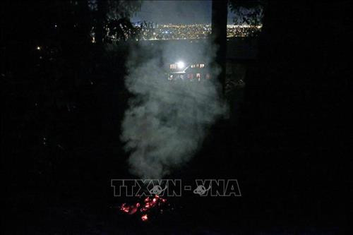 Khói bốc lên do đốt lá khô bên ngoài một ngôi nhà ở Temuco, Chile ngày 22/6. Ảnh: AFP/TTXVN Khói bốc lên do đốt lá khô bên ngoài một ngôi nhà ở Temuco, Chile ngày 22/6. Ảnh: AFP/TTXVN