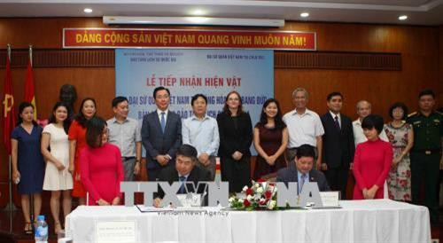 Ông Đoàn Xuân Hưng, Đại sứ đặc mệnh toàn quyền Việt Nam tại Cộng hòa Liên bang Đức cùng ông Nguyễn Văn Cường Giám đốc Bảo tàng Lịch sử quốc gia ký biên bản bàn giao. Ảnh: Thanh Tùng-TTXVN Ông Đoàn Xuân Hưng, Đại sứ đặc mệnh toàn quyền Việt Nam tại Cộng hòa Liên bang Đức cùng ông Nguyễn Văn Cường Giám đốc Bảo tàng Lịch sử quốc gia ký biên bản bàn giao. Ảnh: Thanh Tùng-TTXVN