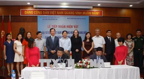 Ông Đoàn Xuân Hưng, Đại sứ đặc mệnh toàn quyền Việt Nam tại Cộng hòa Liên bang Đức cùng ông Nguyễn Văn Cường Giám đốc Bảo tàng Lịch sử quốc gia ký biên bản bàn giao. Ảnh: Thanh Tùng-TTXVN Ông Đoàn Xuân Hưng, Đại sứ đặc mệnh toàn quyền Việt Nam tại Cộng hòa Liên bang Đức cùng ông Nguyễn Văn Cường Giám đốc Bảo tàng Lịch sử quốc gia ký biên bản bàn giao. Ảnh: Thanh Tùng-TTXVN