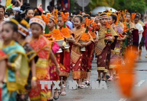 Người dân tham gia diễu hành trong Tết té nước tại Luang Prabang, Lào ngày 15/4. THX/TTXVN