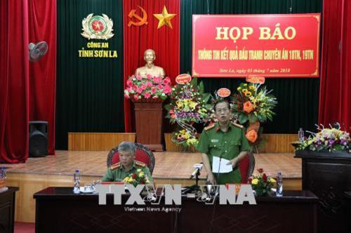 Đại tá Phùng Tiến Triển, Phó Giám đốc Công an tỉnh Sơn La, trả lời các cơ quan báo chí về chuyên án. Ảnh: Hữu Quyết – TTXVN Đại tá Phùng Tiến Triển, Phó Giám đốc Công an tỉnh Sơn La, trả lời các cơ quan báo chí về chuyên án. Ảnh: Hữu Quyết – TTXVN