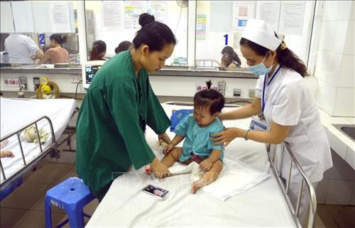 Bệnh nhi nhập viện điều trị tại Bệnh viện Phụ sản - Nhi Đà Nẵng. Ảnh: Đinh Văn Nhiều-TTXVN Bệnh nhi nhập viện điều trị tại Bệnh viện Phụ sản - Nhi Đà Nẵng. Ảnh: Đinh Văn Nhiều-TTXVN