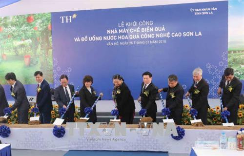 Phó Chủ tịch Thường trực Quốc hội Tòng Thị Phóng và các đại biểu làm lễ khởi công Nhà máy. Ảnh: Phương Hoa - TTXVN Phó Chủ tịch Thường trực Quốc hội Tòng Thị Phóng và các đại biểu làm lễ khởi công Nhà máy. Ảnh: Phương Hoa - TTXVN