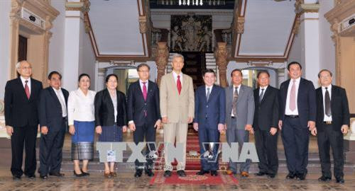 Ông Nguyễn Thành Phong, Chủ tịch Ủy ban nhân dân Thành phố Hồ Chí Minh và đoàn đại biểu lãnh đạo Thủ đô Viêng Chăn và các tỉnh Xiêng Khoảng, Át-ta-pư, Sa-vẳn-na-khẹt, Khăm Muộn của Lào. Ảnh: Xuân Khu - TTXVN