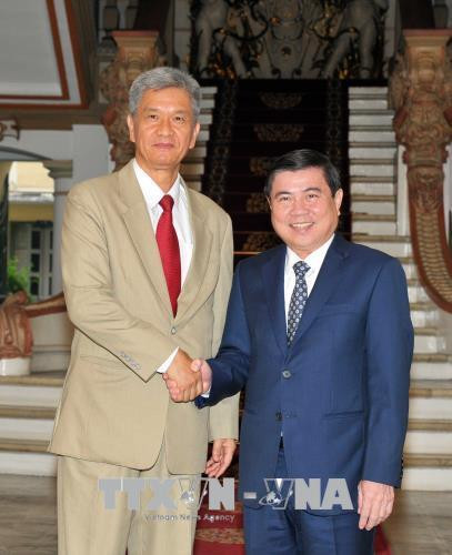 Ông Nguyễn Thành Phong, Chủ tịch Ủy ban nhân dân Thành phố Hồ Chí Minh (phải) tiếp ông A-nu-phạp Tu-na-lom, Phó Bí thư Thành ủy, Chủ tịch Hội đồng nhân dân, Chủ tịch Hội Hữu nghị Lào-Việt Thủ đô Viêng Chăn (trái). Ảnh: Xuân Khu - TTXVN