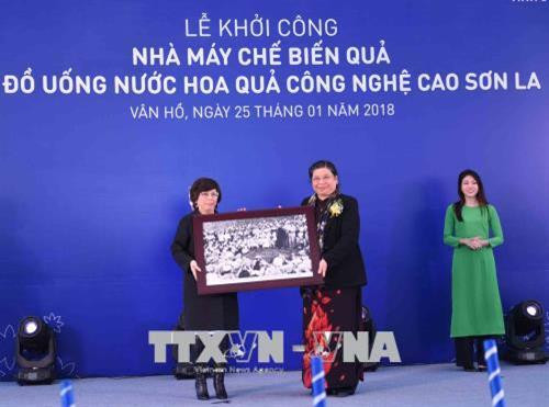 Phó Chủ tịch Thường trực Quốc hội Tòng Thị Phóng tặng ảnh "Bác Hồ về thăm Sơn La" cho bà Thái Hương, Chủ tịch Hội đồng quản trị công ty cổ phần sữa TH. Ảnh: Phương Hoa - TTXVN Phó Chủ tịch Thường trực Quốc hội Tòng Thị Phóng tặng ảnh "Bác Hồ về thăm Sơn La" cho bà Thái Hương, Chủ tịch Hội đồng quản trị công ty cổ phần sữa TH. Ảnh: Phương Hoa - TTXVN