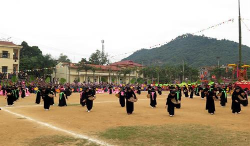 Các mâm tồng - sản vật của địa phương để dâng tạ ơn các vị thần đã phù hộ cho nhân dân địa phương có cuộc sống ấm no, hạnh phúc. Ảnh: Quang Đán - TTXVN Màn múa gieo hạt tại Lễ hội Lồng Tông. Ảnh: Quang Đán - TTXVN Thầy Cả (áo đỏ - người cúng chính của buổi lễ) và các thầy giúp việc làm lễ đang làm lễ tạ ơn trời đất. Ảnh Quang Đán - TTXVN Các mâm tồng - sản vật của địa phương để dâng tạ ơn các vị thần đã phù hộ cho nhân dân địa phương có cuộc sống ấm no, hạnh phúc. Ảnh: Quang Đán - TTXVN Màn múa gieo hạt tại Lễ hội Lồng Tông. Ảnh: Quang Đán - TTXVN Thầy Cả (áo đỏ - người cúng chính của buổi lễ) và các thầy giúp việc làm lễ đang làm lễ tạ ơn trời đất. Ảnh Quang Đán - TTXVN