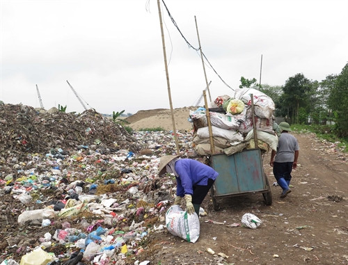 Những bãi rác như thế này đã ảnh hưởng nghiêm trọng đến môi trường và đời sống, sức khỏe của người dân. Những bãi rác như thế này đã ảnh hưởng nghiêm trọng đến môi trường và đời sống, sức khỏe của người dân.