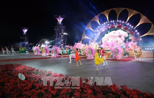 Một tiết mục nghệ thuật trong lễ khai mạc Festival hoa Đà Lạt lần thứ VII. Ảnh: Nguyễn Dũng – TTXVN Một tiết mục nghệ thuật trong lễ khai mạc Festival hoa Đà Lạt lần thứ VII. Ảnh: Nguyễn Dũng – TTXVN