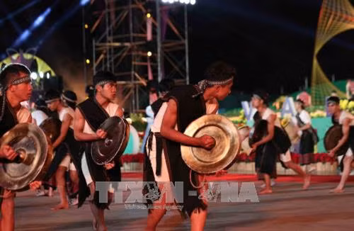 Biểu diễn cồng chiêng của người dân tộc K’Ho (Lâm Đồng) tại lễ khai mạc. Ảnh: Nguyễn Dũng – TTXVN Biểu diễn cồng chiêng của người dân tộc K’Ho (Lâm Đồng) tại lễ khai mạc. Ảnh: Nguyễn Dũng – TTXVN