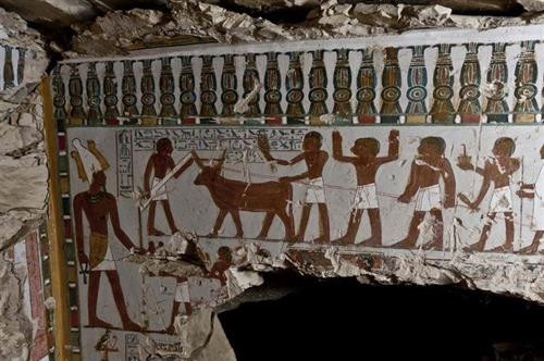 Nguyên nhân cái chết của Vua Tutankhamun: Vua Tutankhamun là một trong những vị pharaoh nổi tiếng của Ai Cập dù qua đời khi còn trẻ. Theo ảnh chụp X-quang và chụp cắt lớp CT xác ướp, nhà vua bị thương khá nặng ở xương sườn và bị gãy một chân. Điều này dẫn tới kết luận rằng nhà vua chết do bị một xe ngựa đâm phải. Ảnh: MomJunction. Tuy nhiên, nhiều giả thuyết khác đã được đưa ra. Nguyên nhân cái chết của Vua Tutankhamun có thể là từ một cú đá của ngựa kéo xe, hay thậm chí từ một vụ tấn công của hà mã. Một số xương sườn của nhà vua đã biến mất, có thể là do vụ tai nạn, cũng có thể là do bị bọn trộm mộ cắt bỏ để lấy đá quý trong lồng ngực. Ảnh: The Independent. Một giả thuyết thú vị khác của giáo sư Albert Zink dựa trên hơn 2.000 bản quét máy tính và kiểm tra ADN của dòng họ Tutankhamun cho thấy tai nạn xe ngựa là điều khó có thể xảy ra. Lý do là nhà vua bị khoèo chân bẩm sinh. Giáo sư cho rằng Vua Tutankhamun chết trẻ là do cơ thể yếu ớt bẩm sinh (kết quả của hôn nhân nội tộc). Bên cạnh đó, nhà vua còn mắc sốt rét. Tuy nhiên, ngay cả giáo sư Zink cũng thừa nhận ông không thể chắc chắn đó là nguyên nhân vua qua đời. Đến nay, điều này vẫn còn là một bí ẩn. Ảnh: Ancient Origins. Tên gốc của nhân sư: Suốt nhiều thế kỷ, tượng nhân sư bị chôn vùi dưới cát. Cho tới năm 1817, đầu tượng mới nhô ra khỏi cát. Nhờ nhà khảo cổ Mark Lehner, chúng ta đã biết ai dựng tượng (Pharaoh Khafre), cách xây dựng và thời gian xây dựng (ít nhất ba năm). Ngoài những điều này, tất cả về nhân sư đều còn là dấu hỏi. Ảnh: World-mysteries. Trước hết, chúng ta không biết người Ai Cập cổ gọi biểu tượng này là gì. “Sphinx” (nhân sư) là một thuật ngữ tiếng Hy Lạp chưa tồn tại vào thời Pharaoh Khafre xây dựng công trình này. Ngoài ra, ý nghĩa thực sự của nhân sư cũng chưa được làm rõ. Thần Ruti của Ai Cập cổ có hình dạng như hai con sư tử gắn liền ở lưng, bảo vệ lối vào thế giới bên kia. Điều này nghe khá giống nhân sư, nhưng bức tượng thiếu đi chiếc đầu thứ hai để có thể khẳng định giả thuyết này. Ảnh: Truth Control. Xác ướp đau khổ: Xác ướp có mồm mở ra như đang hét lên không phải điều hiếm gặp. Đây là kết quả của nghi lễ đặc biệt giúp các linh hồn ăn, uống và thở dễ dàng hơn khi qua thế giới bên kia. Tuy nhiên, xác ướp có tên "Unknown Man E" được phát hiện năm 1886 gây ấn tượng mạnh do có vẻ như đang thét lên trong đau đớn. Một số nhà nghiên cứu cho rằng người đàn ông này đã bị đầu độc hoặc chôn sống. Số khác cho rằng đây là một hoàng tử người Hittite bị giết. Ảnh: Ancient Origins. Một giả thuyết khác cho rằng đây có thể là Hoàng tử Pentewere, người bị xử tử do lên kế hoạch ám sát vua cha mình - Pharaoh Ramses III. Đó có thể là lý do vì sao xác ướp bị bọc trong da cừu - dấu hiệu cho thấy người chết đã làm điều xấu xa. Đồng thời, người này không có bia mộ, như thế anh ta không thể sang thế giới bên kia - sự trừng phạt tồi tệ nhất với người Ai Cập cổ. Não của anh ta vẫn ở trong hộp sọ, xác không được làm khô, và nhựa cây được đổ vào họng thay vì trong sọ. Tuy nhiên, đây chỉ là một giả thuyết và chưa có bằng chứng xác thực. Ảnh: Daily Mail. Số phận của Nữ hoàng Nefertiti: Ngoài Cleopatra, khó có phụ nữ Ai Cập cổ nào nổi tiếng hơn Nữ hoàng Nefertiti. Bà trị vì cạnh Pharaoh Akhenaten suốt nhiều năm trời, cho tới khi đột ngột biến mất. Sau năm 1336 trước Công nguyên, các ghi chép đều không hề nhắc tới chuyện gì đã xảy ra với bà. Chúng ta cũng chưa tìm thấy lăng mộ hay xác ướp của Nữ hoàng. Ảnh: CNN. Số buồng trong Đại kim tự tháp Giza: Đến nay, chúng ta vẫn chưa biết bên trong kỳ quan cổ đại này có những gì ngoài ba buồng chính của vua, nữ hoàng và sảnh lớn. Gần đây, các nhà khoa học đã áp dụng nhiều phương pháp tiên tiến và phát hiện ra một số buồng mới trong kim tự tháp. Ảnh: ScienceAlert. Từ năm 1993, nhiều robot nhỏ đã được đưa vào trong kim tự tháp để khám phá. Chúng đem lại những hình ảnh về các đường hầm bí ẩn chưa từng được phát hiện. Những đường hầm này quá nhỏ cho các mục đích sử dụng thông thường. Tuy nhiên, chúng cho thấy vẫn còn nhiều điều bí ẩn trong kim tự tháp hơn ta tưởng. Ảnh: History. Hải tộc: Theo bách khoa lịch sử cổ đại Ai Cập, hải tộc là nhóm cướp biển tung hoành khắp Địa Trung Hải. Một trong những mục tiêu chính của chúng là Ai Cập. Ngoài một vài dòng mô tả ngắn gọn, sử sách của Ai Cập không nhắc gì đến những kẻ xâm lăng từ biển này. Tài liệu thời Ramses II có nhắc tới hải tộc. Nhóm người này liên kết với dân Hittite nhưng cũng là lính đánh thuê của Vua Ramses. Ảnh: Pinterest. Người được chôn ở Qurna: Năm 1908, nhà Ai Cập học Flinders Petrie phát hiện ra một khu lăng mộ hoàng gia. Hai quan tài trong mộ có niên đại trước thời vua Tut khoảng 250 năm. Một xác ướp là phụ nữ và một xác ướp là trẻ em, có thể là con của người phụ nữ này. Cả hai đều đeo trang sức bằng vàng và ngà voi, thể hiện tầm quan trọng của họ. Tuy nhiên, các mô tả trong mộ về thân phận của họ đã bị hư hại nặng, chỉ biết rằng đây là nơi chôn vợ của vua. Ảnh: Artnetnews.