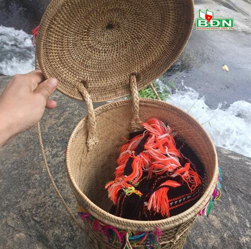 Gùi có nắp dùng để đựng các vật dụng quý giá của gia đình Gùi có nắp dùng để đựng các vật dụng quý giá của gia đình