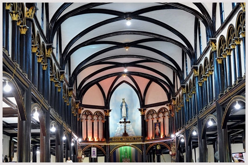 Nhà thờ trở thành ngôi nhà chung của người dân theo đạo mỗi ngày cuối tuần.